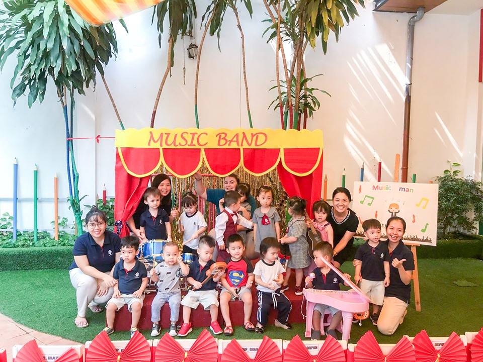 Cười tươi, hét lên phấn khích, nhảy múa, ôm chầm lấy bạn… là những hành động thường gặp của các em trong hoạt động này.
