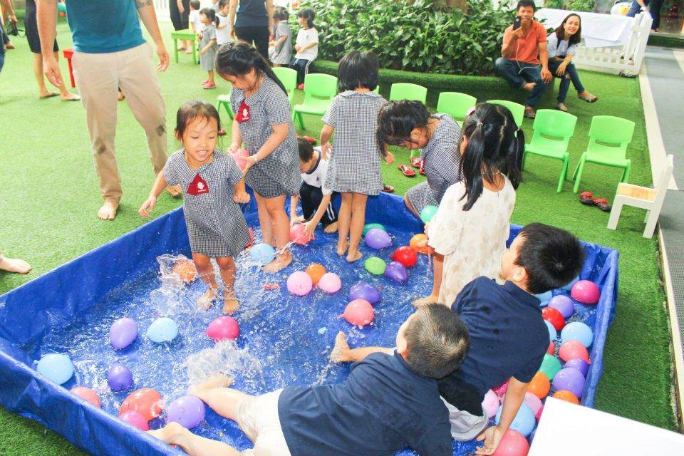 Sân chơi cũng là nơi lý tưởng để đánh dấu những bước đầu tiên khi bé vào trường
