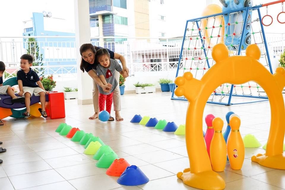 Trẻ tham gia hoạt động Bowling ngoài trời