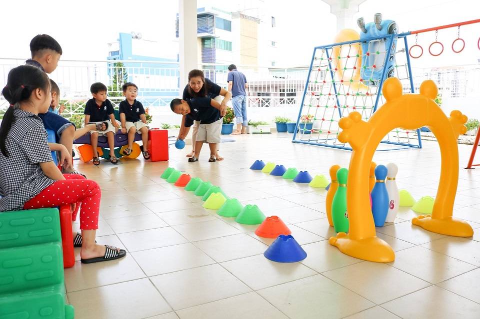 Trẻ tham gia hoạt động Bowling ngoài trời