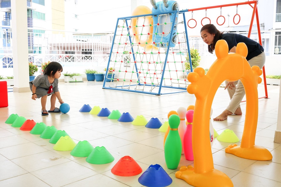 Trẻ tham gia hoạt động Bowling ngoài trời