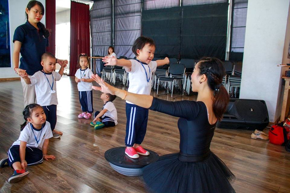 Bé làm quen với bộ môn Ballet