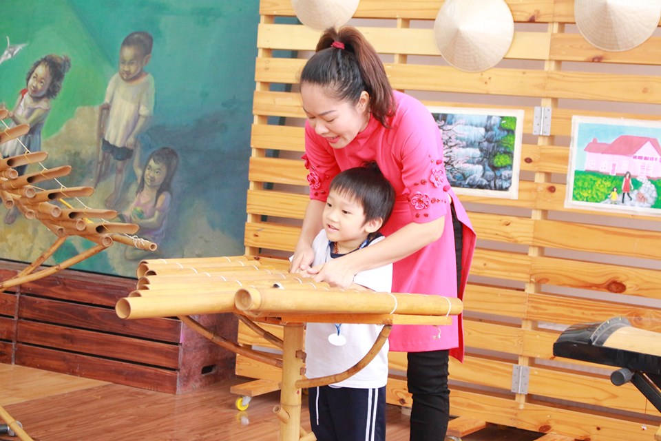 Học sinh Kindy City làm quen nhạc cụ dân tộc