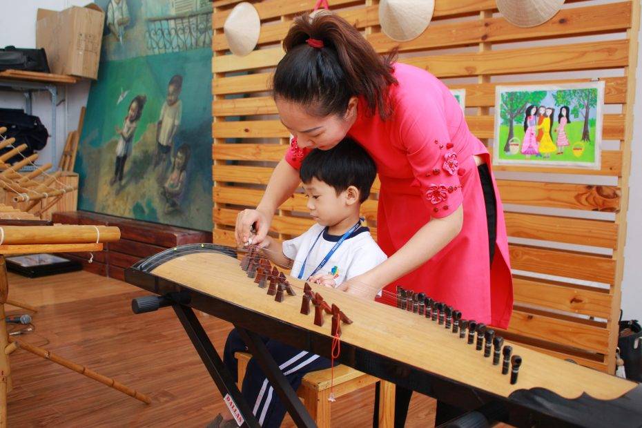 Học sinh Kindy City làm quen nhạc cụ dân tộc