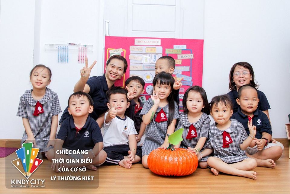 Chiếc bảng thời gian biểu của cơ sở Lý Thường Kiệt