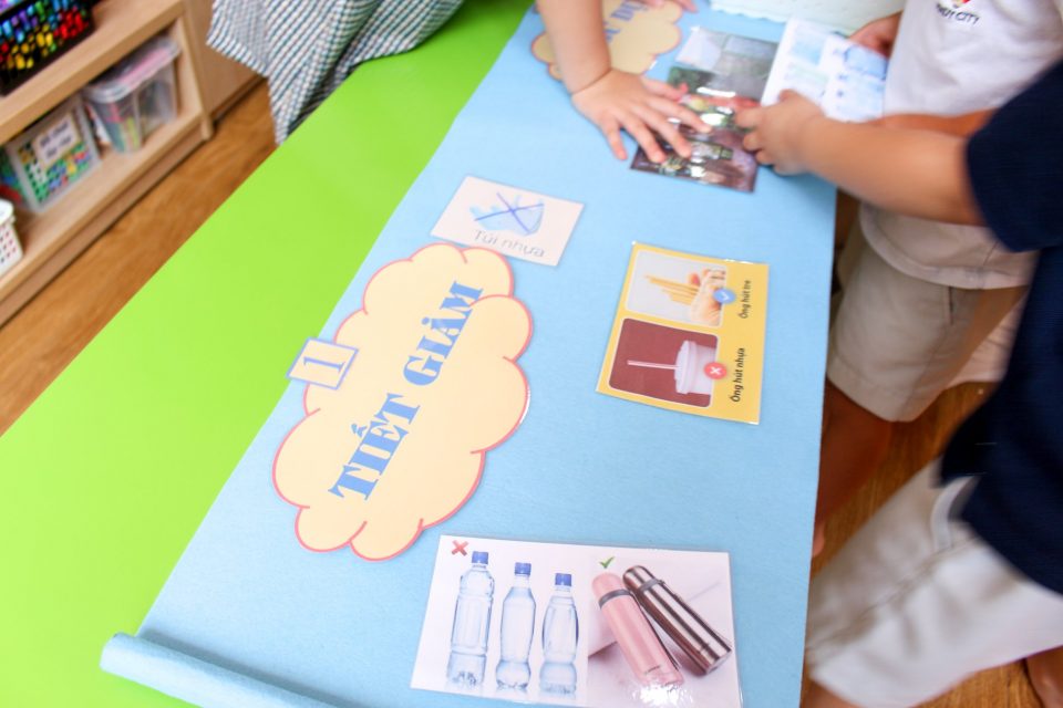Học sinh Kindy City học về rác thải