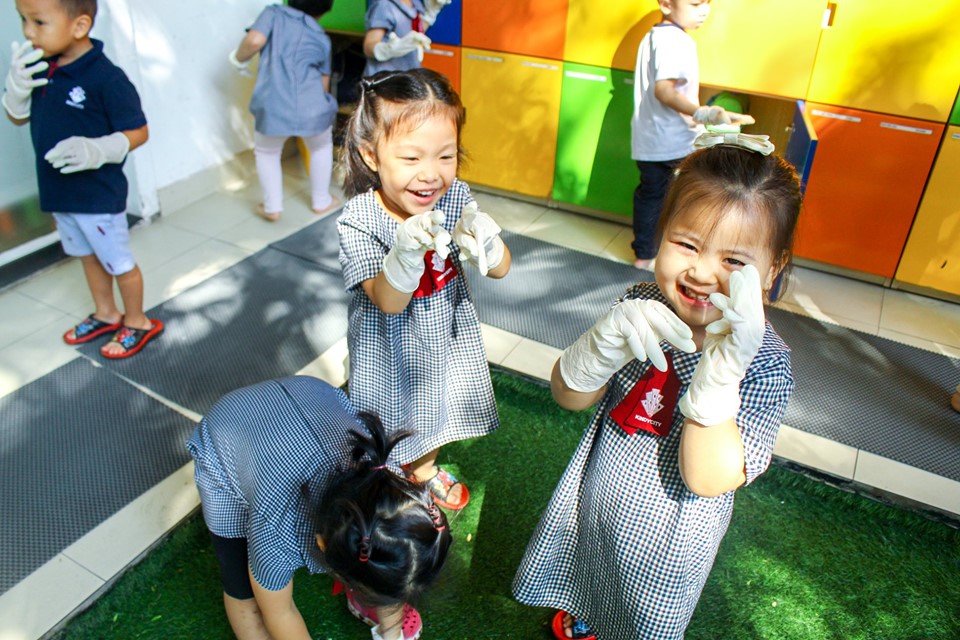 Dụng cụ chuyên nghiệp để nhặt rác gồm đôi găng tay cao su đeo sẵn, giỏ đựng rác