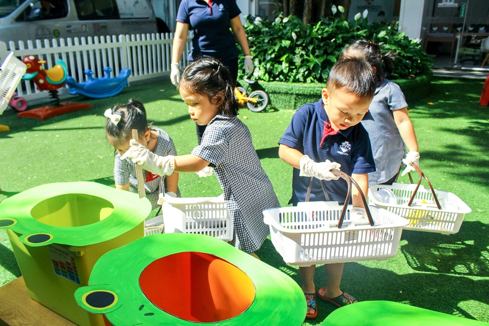 Bài học “Nhặt và phân loại rác” nằm trong khuôn khổ chủ đề Going green with 3Rs