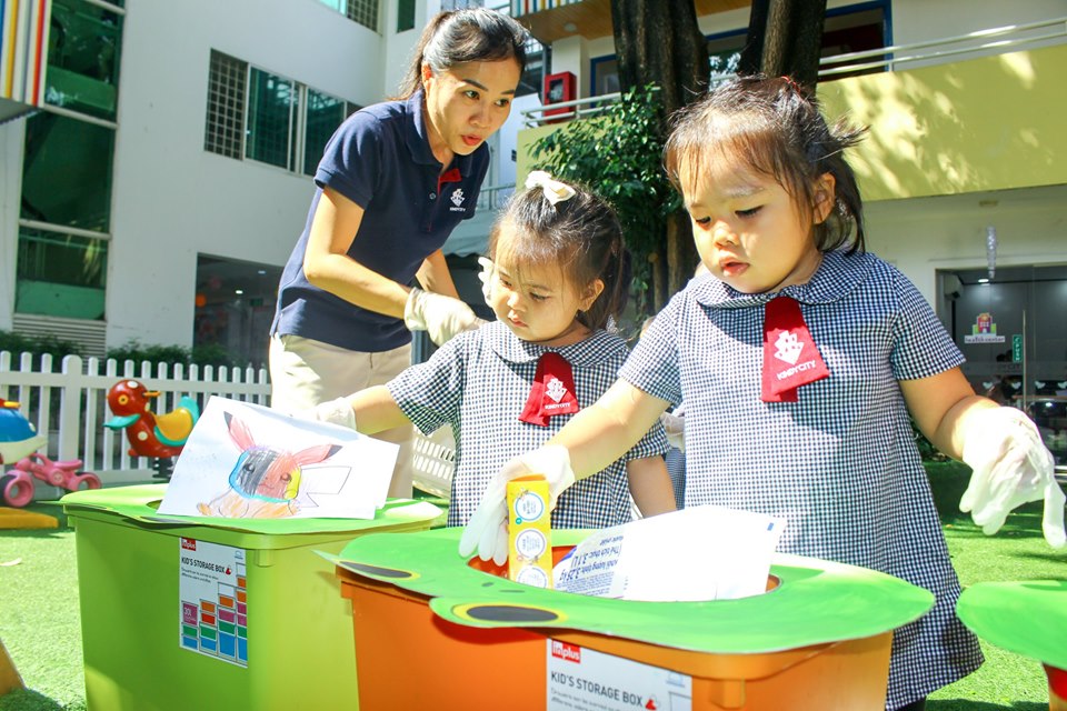 Bài học “Nhặt và phân loại rác” nằm trong khuôn khổ chủ đề Going green with 3Rs