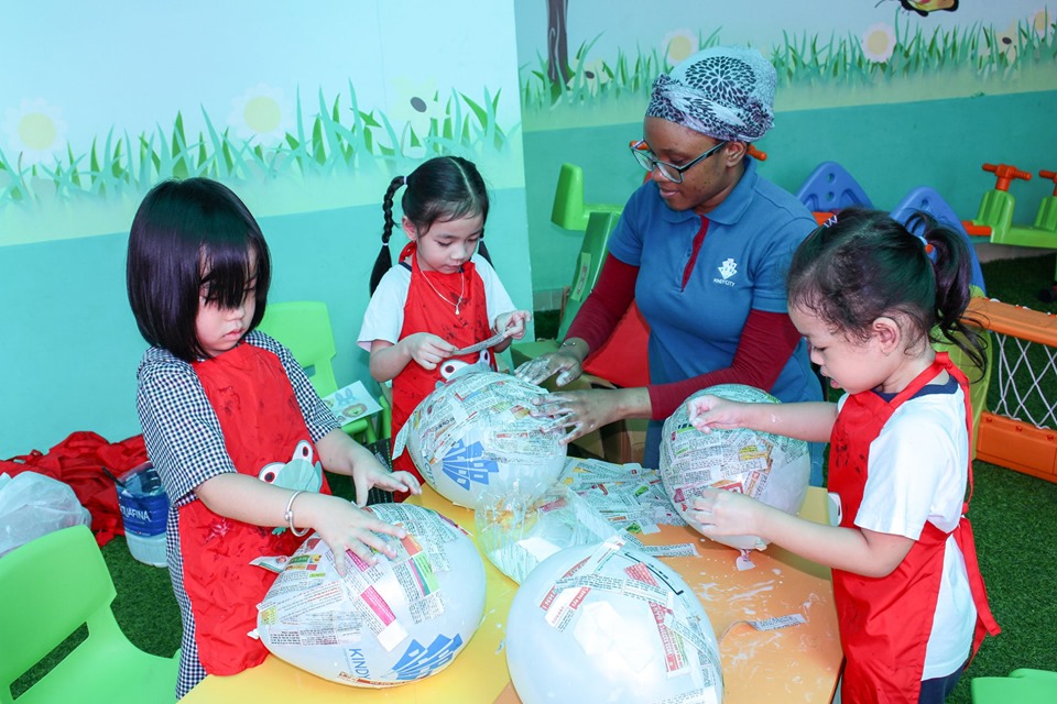 Học sinh Kindy City làm mặt nạ Halloween