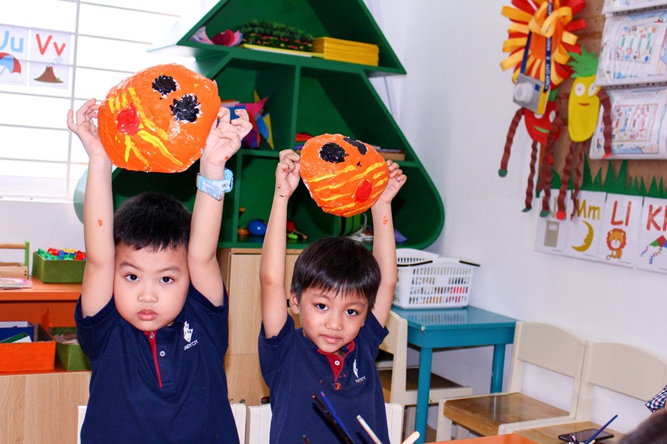 Học sinh Kindy City làm mặt nạ Halloween