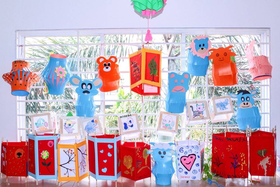 Trẻ cùng bố mẹ trang trí lồng đèn Trung Thu