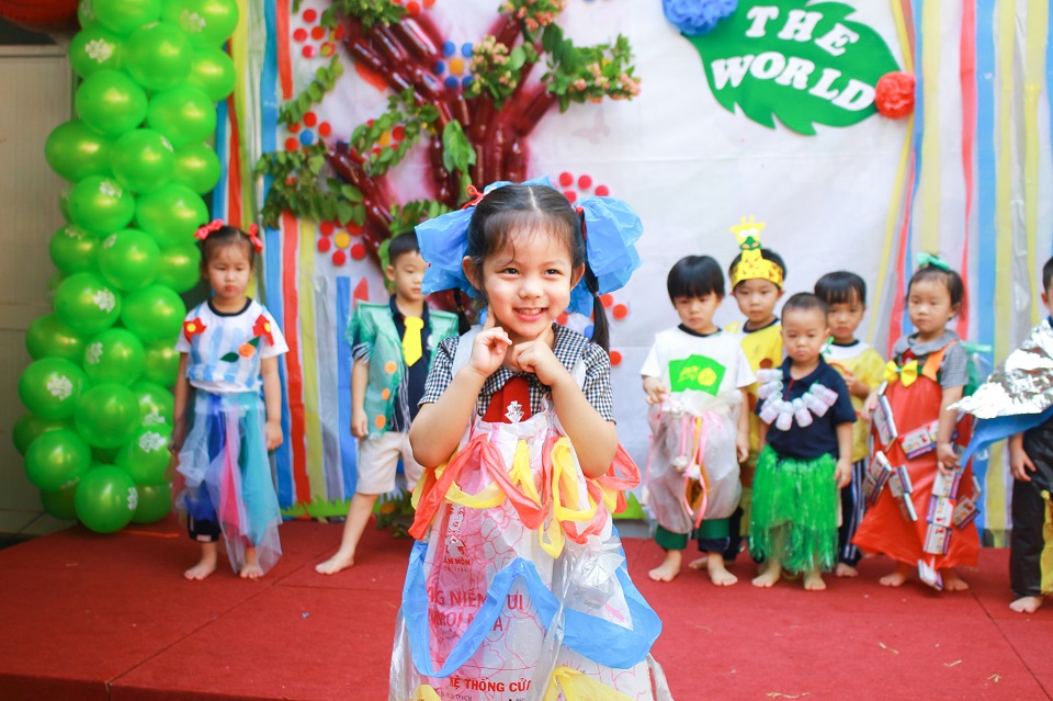 Bé tạo dáng trong trang phục tái chế