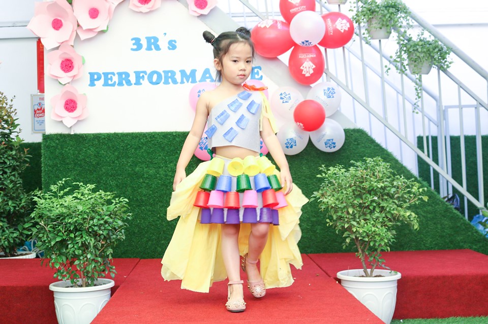Học sinh Kindy City biểu diễn thời trang tái chế