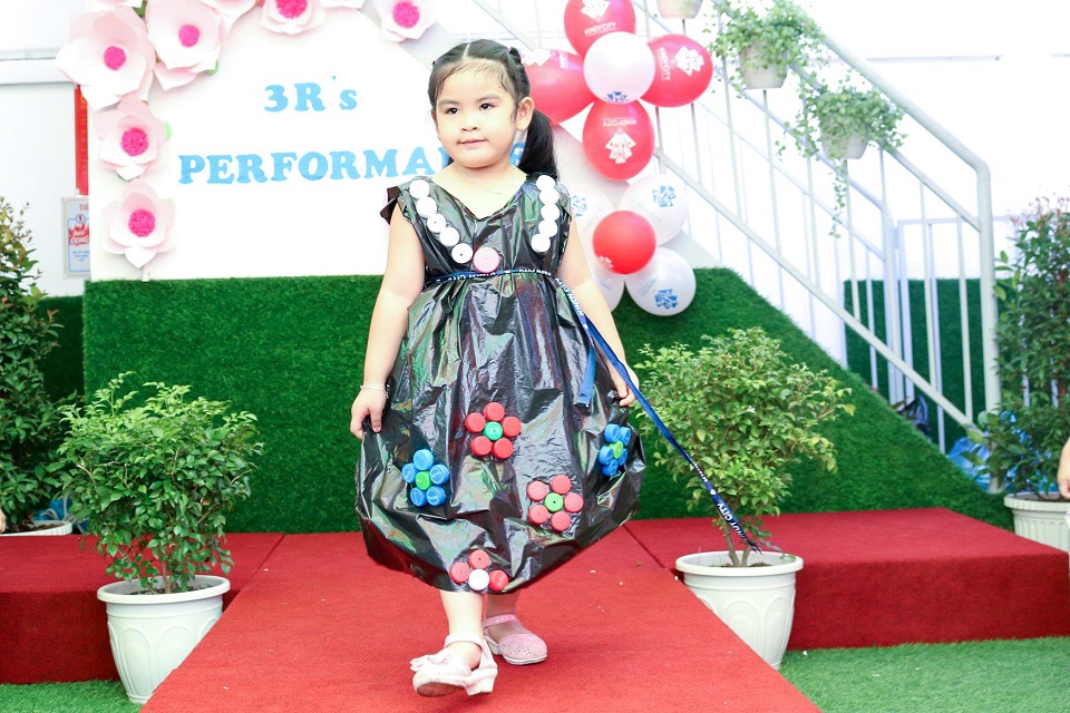 Học sinh Kindy City biểu diễn thời trang tái chế