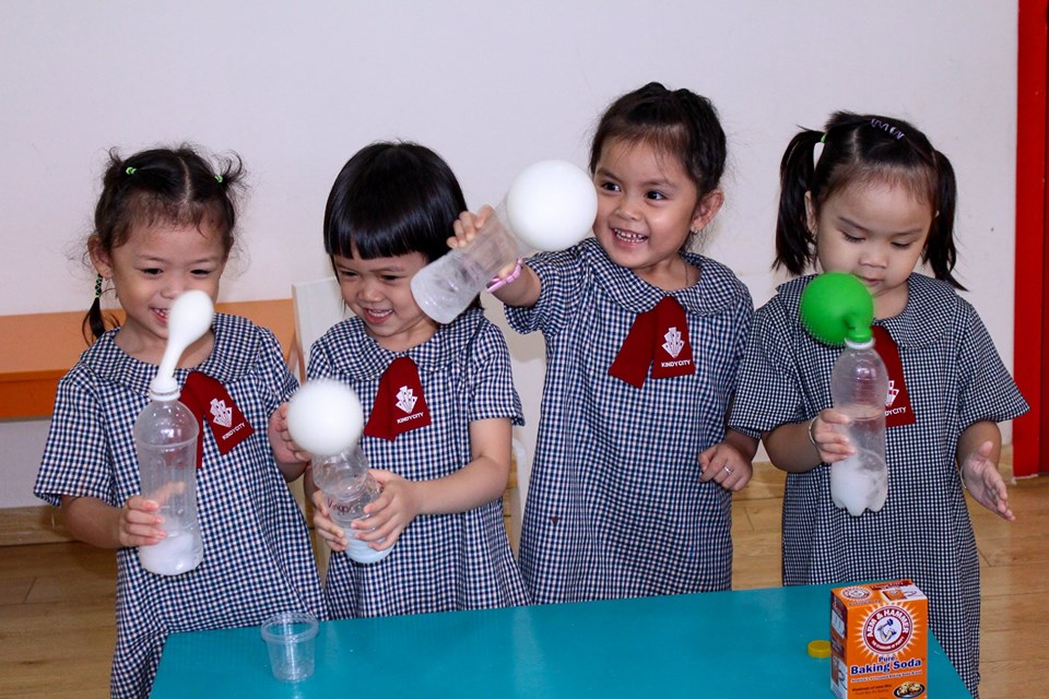 Thí nghiệm cùng cô giáo nước ngoài tại trường Mầm non Quốc tế Kindy City Thí nghiệm cùng cô giáo nước ngoài