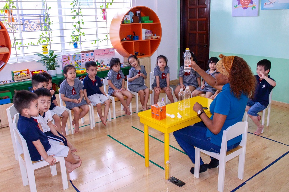 Thí nghiệm cùng cô giáo nước ngoài tại trường Mầm non Quốc tế Kindy City Thí nghiệm cùng cô giáo nước ngoài