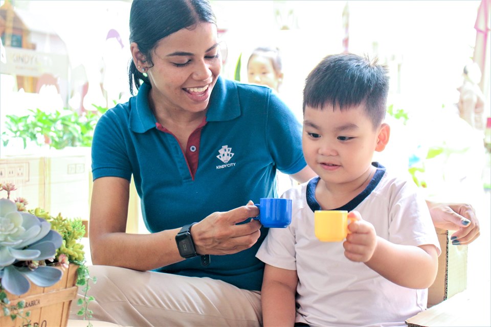 Học sinh Kindy City vui vẻ tham gia hoạt động cùng giáo viên