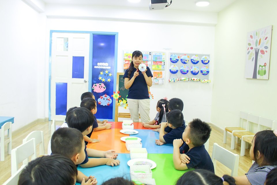 Học sinh Kindy City sáng tạo với đĩa CD