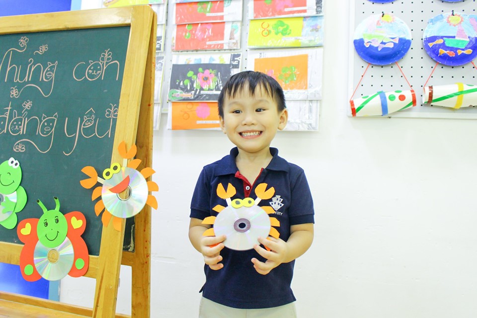 Học sinh Kindy City sáng tạo với đĩa CD