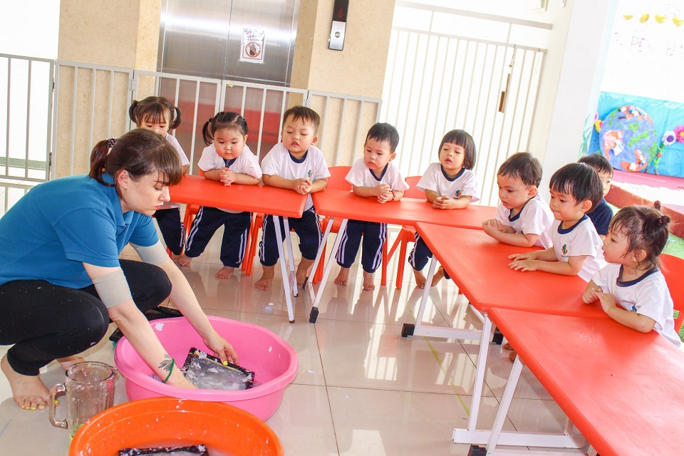 Học sinh Kindy City trong tiết học tái chế giấy cũ