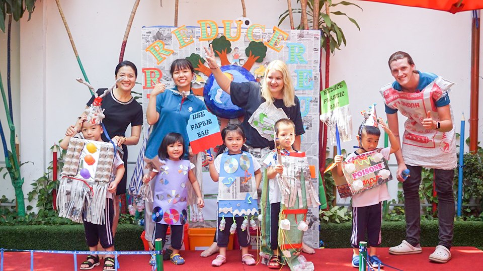 Học sinh Kindy City làm thợ may đồ tái chế Học sinh Kindy City làm thợ may đồ tái chế