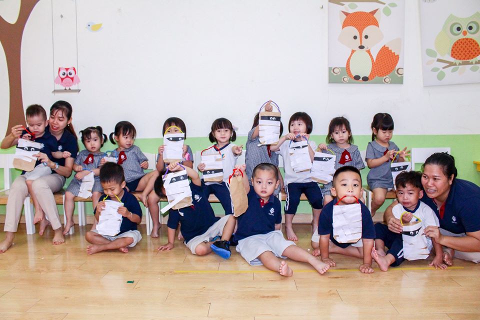Học sinh Kindy City làm túi giấy thay thế túi Nylon Học sinh Kindy City làm túi giấy thay thế túi Nylon