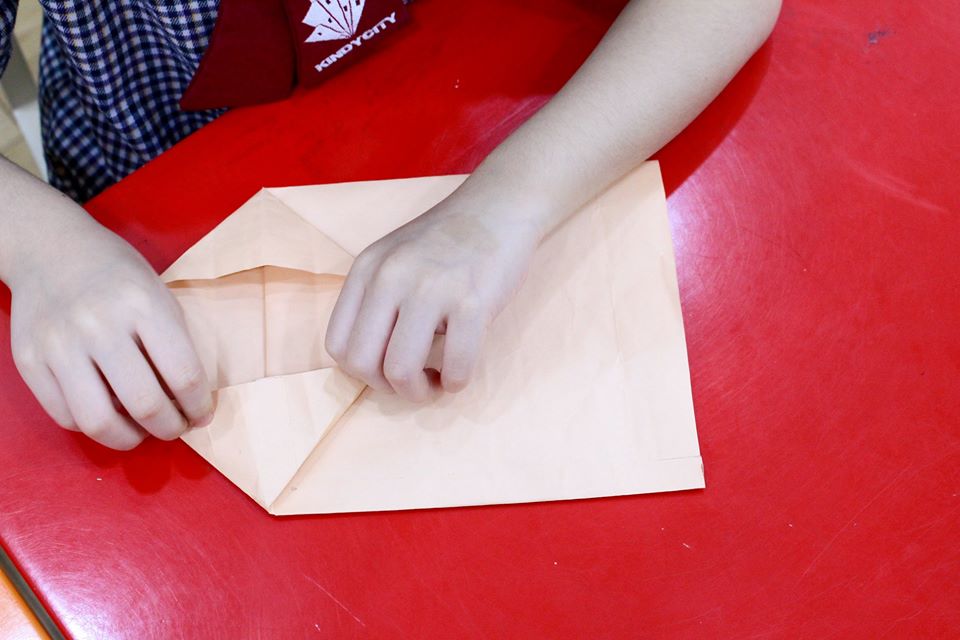 Học sinh Kindy City làm túi giấy thay thế túi Nylon Học sinh Kindy City làm túi giấy thay thế túi Nylon