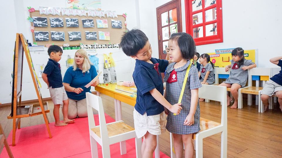 Học sinh Kindy City làm thợ may đồ tái chế Học sinh Kindy City làm thợ may đồ tái chế