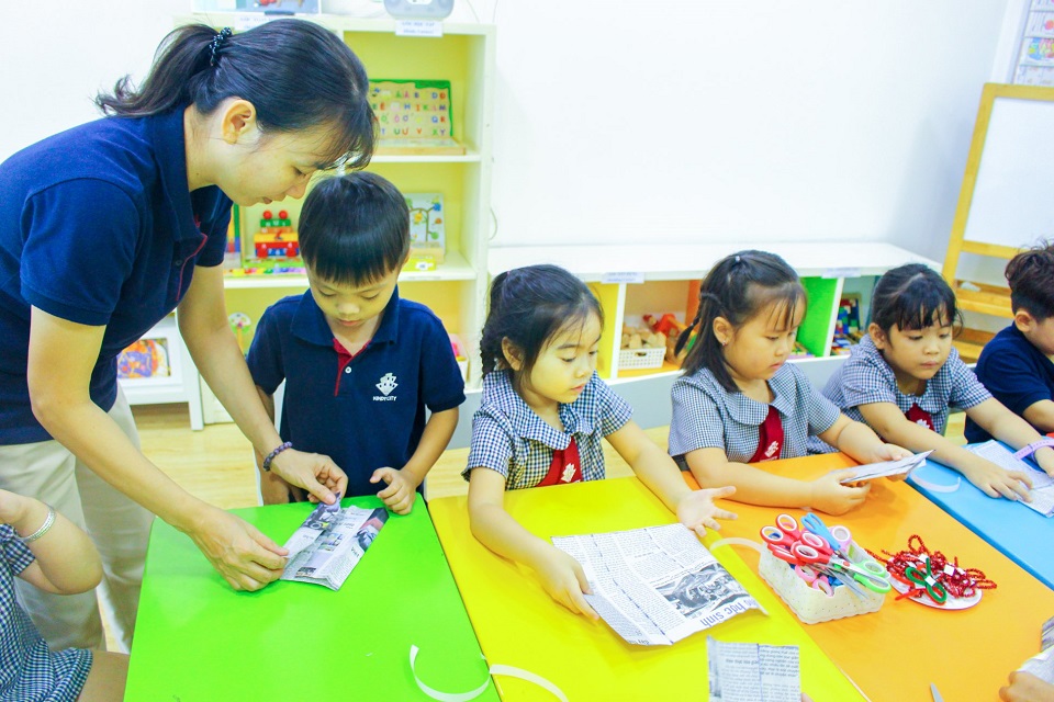Bé cùng cô giáo trường Mầm non Quốc tế sáng tạo túi xanh Bé cùng cô giáo sáng tạo túi xanh