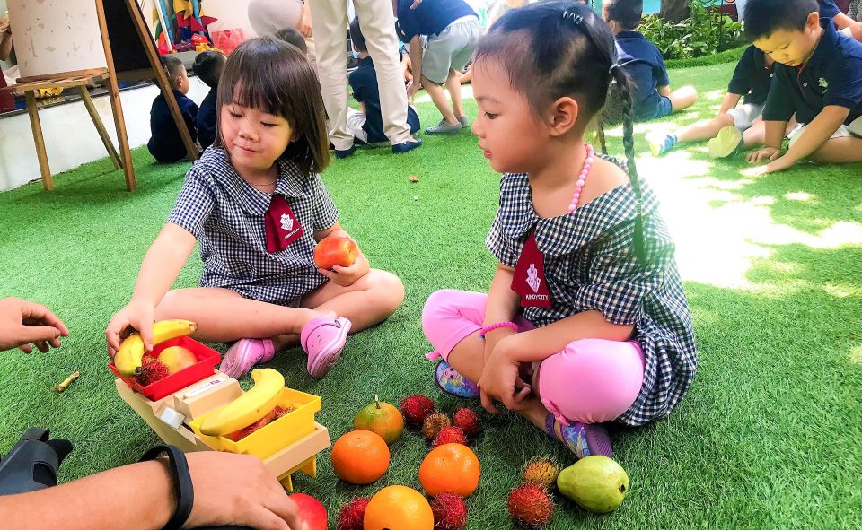 Cô cùng học sinh trường Mầm non Quốc tế Kindy City cân bằng vật thể Cô cùng học sinh Kindy City cân bằng vật thể