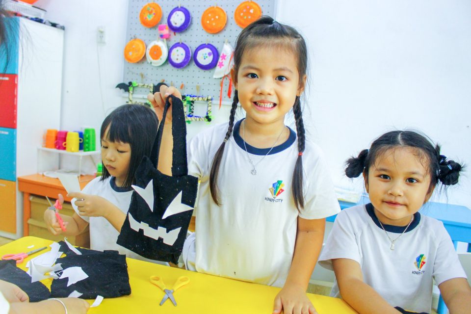 Bé cùng cô giáo trường Mầm non Quốc tế Kindy City sáng tạo túi xanh Bé cùng cô giáo sáng tạo túi xanh