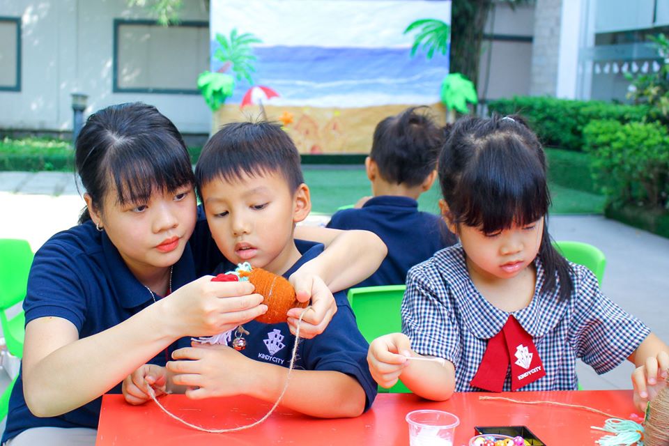 Học sinh trường Mầm non Quốc tế Kindy City cùng làm Chuông Gió tái chế Học sinh Kindy City cùng làm Chuông Gió tái chế