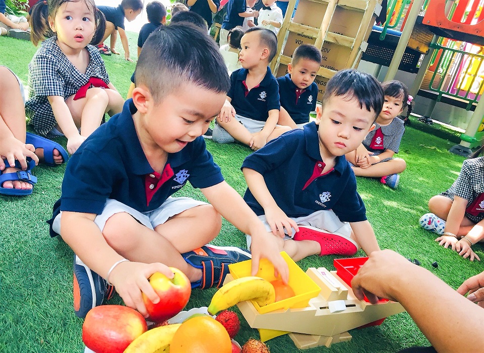 Cô cùng học sinh trường Mầm non Quốc tế Kindy City cân bằng vật thể Cô cùng học sinh Kindy City cân bằng vật thể
