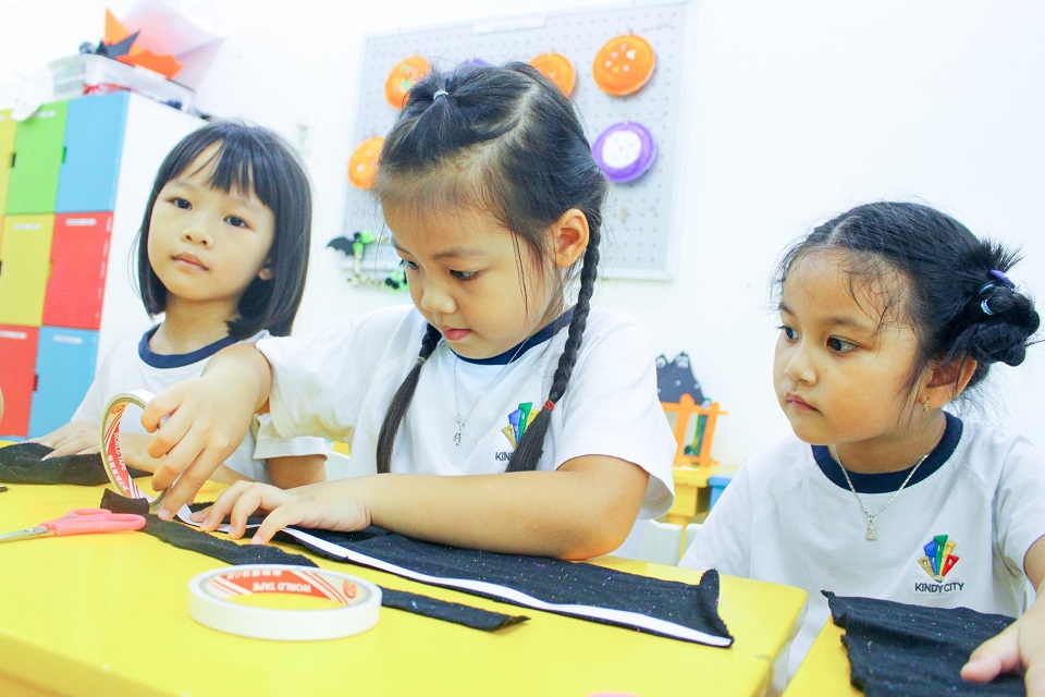 Bé cùng cô giáo trường Mầm non Quốc tế Kindy City sáng tạo túi xanh Bé cùng cô giáo sáng tạo túi xanh