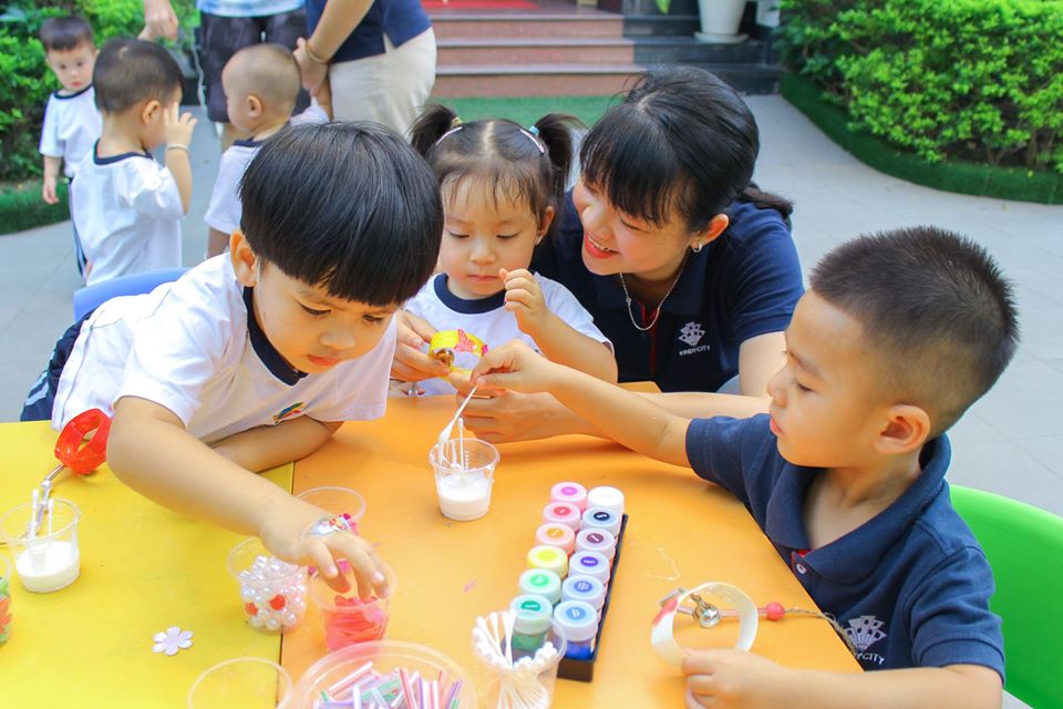 Học sinh trường Mầm non Quốc tế Kindy City cùng làm Chuông Gió tái chế Học sinh Kindy City cùng làm Chuông Gió tái chế