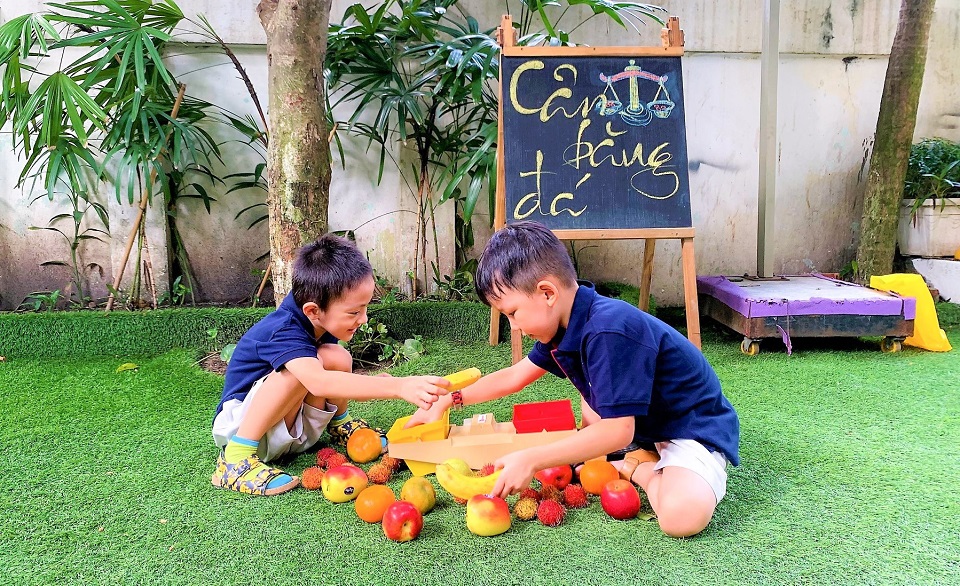 Cô cùng học sinh trường Mầm non Quốc tế Kindy City cân bằng vật thể Cô cùng học sinh Kindy City cân bằng vật thể