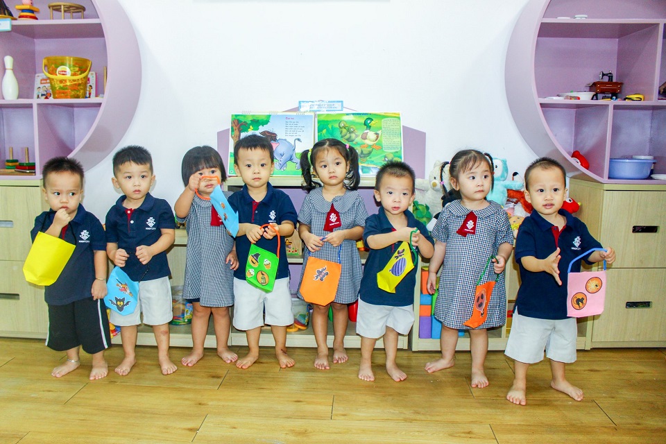 Bé cùng cô giáo trường Mầm non Quốc tế Kindy City sáng tạo túi xanh Bé cùng cô giáo sáng tạo túi xanh