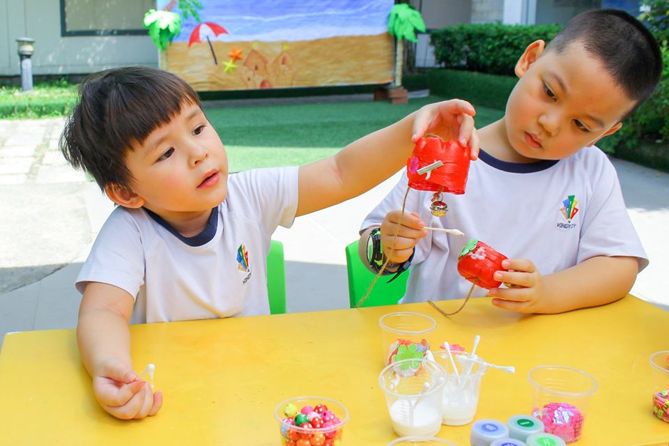 Học sinh trường Mầm non Quốc tế Kindy City cùng làm Chuông Gió tái chế Học sinh Kindy City cùng làm Chuông Gió tái chế