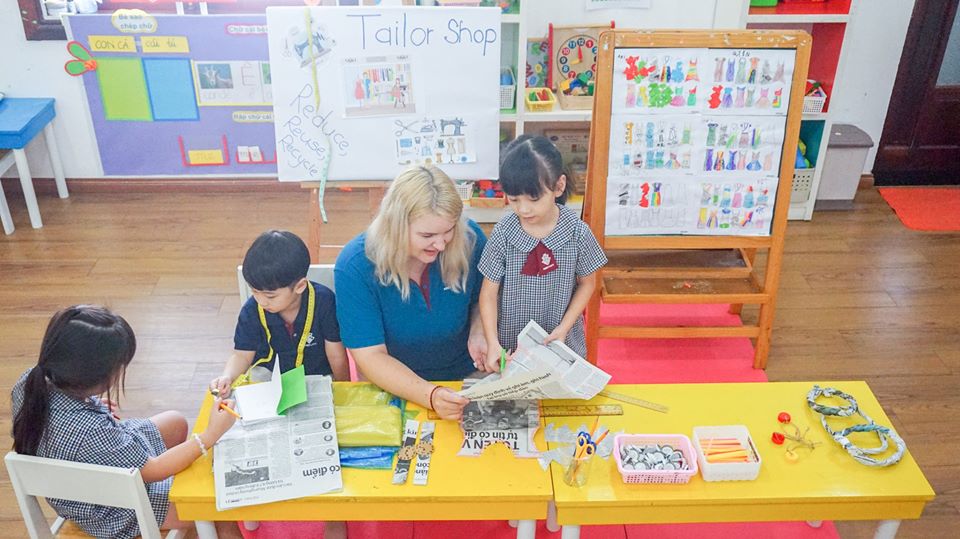 Học sinh Kindy City làm thợ may đồ tái chế Học sinh Kindy City làm thợ may đồ tái chế
