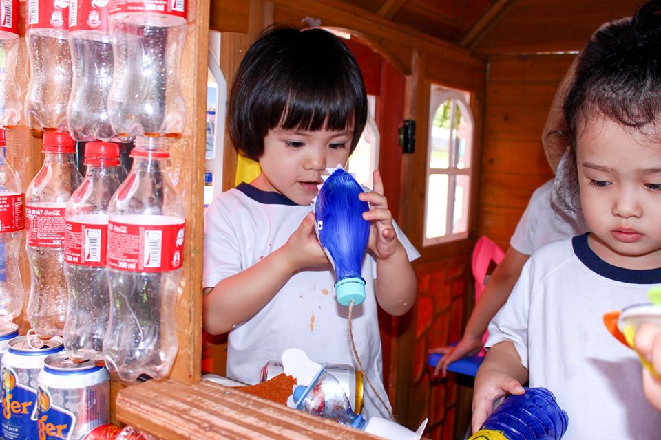 Bé tái chế rác thải thành đồ chơi tại trường Mầm non Quốc tế Kindy City Bé tái chế rác thải thành đồ chơi