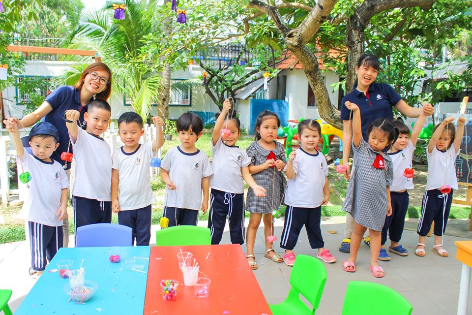 Học sinh trường Mầm non Quốc tế Kindy City cùng làm Chuông Gió tái chế Học sinh Kindy City cùng làm Chuông Gió tái chế