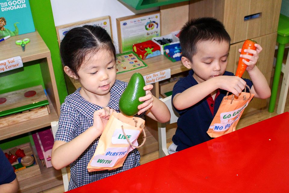 Học sinh Kindy City làm túi giấy thay thế túi Nylon Học sinh Kindy City làm túi giấy thay thế túi Nylon
