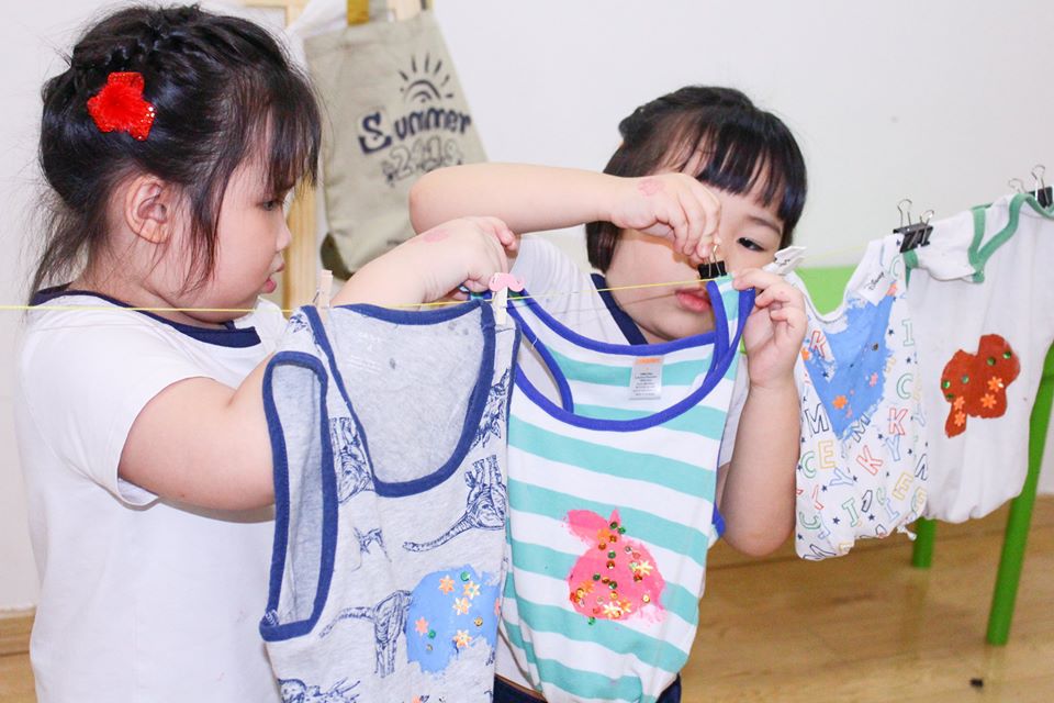 Học sinh trường Mầm non Quốc tế Kindy City tái chế quần áo cũ Học sinh Kindy City tái chế quần áo cũ