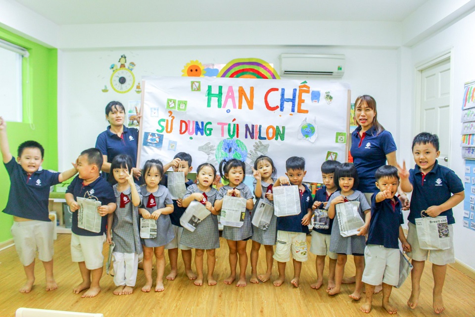 Bé cùng cô giáo trường Mầm non Quốc tế Kindy City sáng tạo túi xanh Bé cùng cô giáo sáng tạo túi xanh