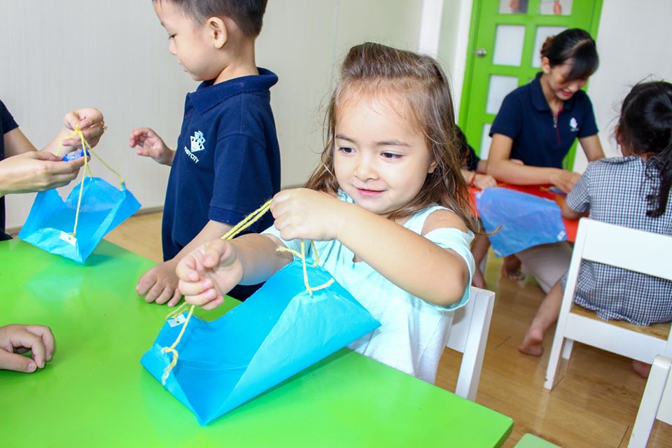 Học sinh trường Mầm non Quốc tế Kindy City làm khinh khí cầu độc đáo Học sinh Kindy City làm khinh khí cầu độc đáo