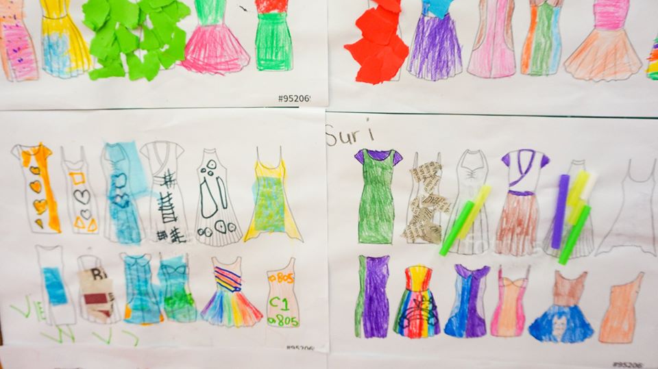 Học sinh Kindy City làm thợ may đồ tái chế Học sinh Kindy City làm thợ may đồ tái chế
