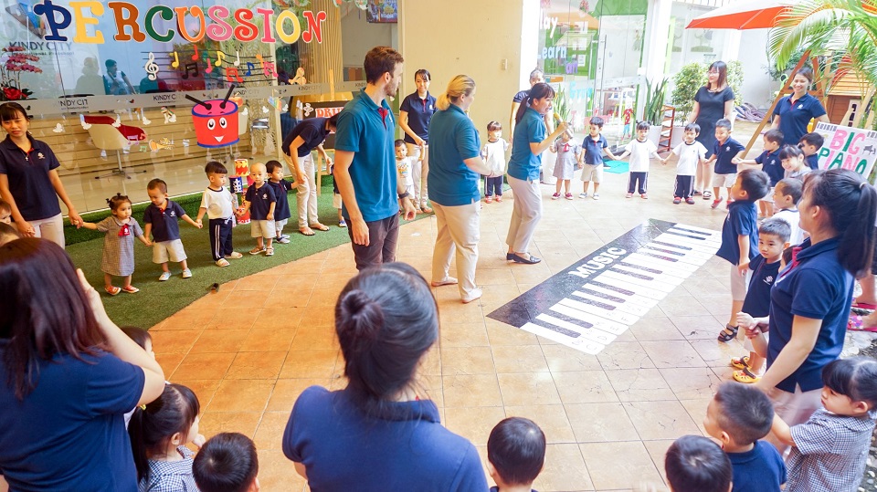 Học sinh Kindy City cùng nhịp bước với chiếc Piano khổng lồ
