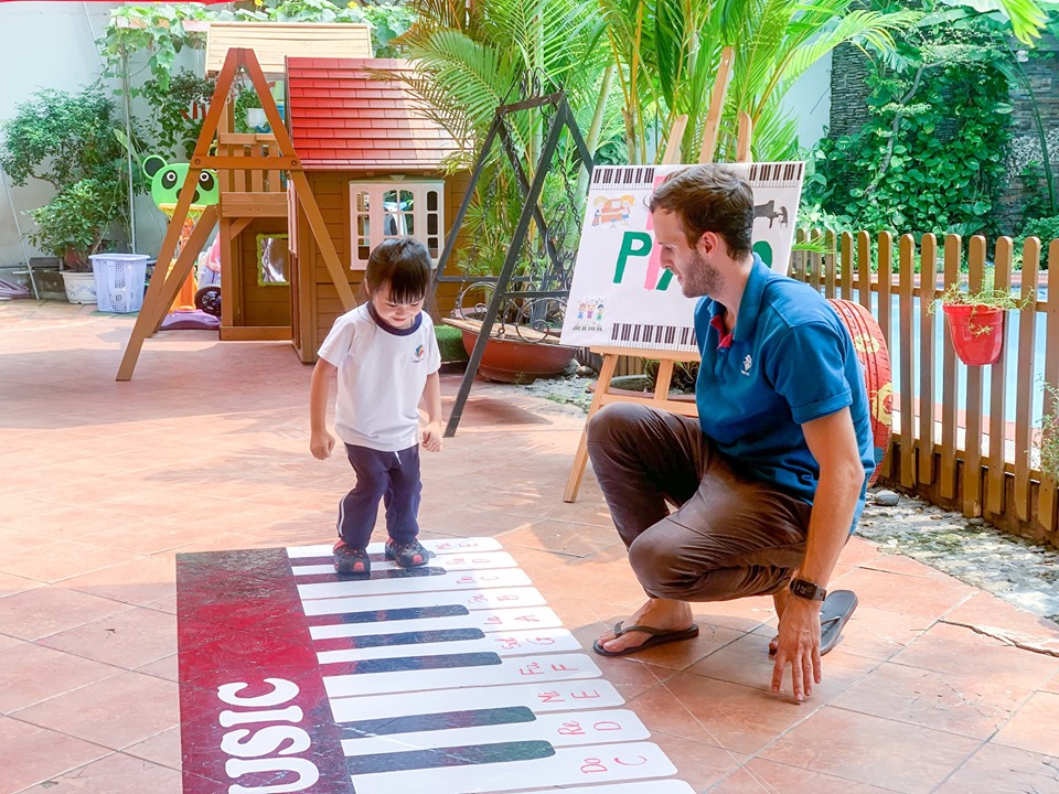 Học sinh Kindy City cùng nhịp bước với chiếc Piano khổng lồ