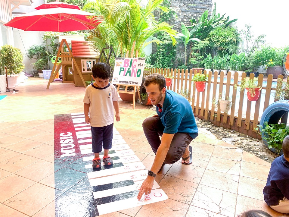 Học sinh Kindy City cùng nhịp bước với chiếc Piano khổng lồ